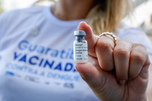 Baixa adesão à segunda dose da vacina contra dengue preocupa autoridades de saúde em Goiás