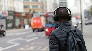 Fone de ouvido pode prejudicar a audição, alerta especialista