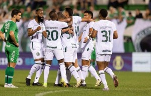 Goiás goleia Chapecoense por 4 a 0 na abertura da 33ª rodada