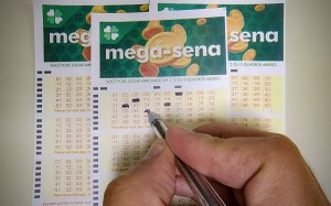 Mega-Sena acumula novamente e prêmio principal vai para R$ 200 milhões