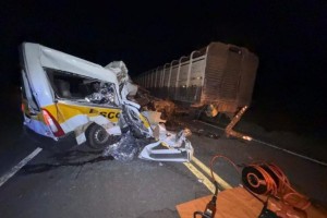Acidente com transporte escolar provoca comoção e deixa cinco adolescentes mortos