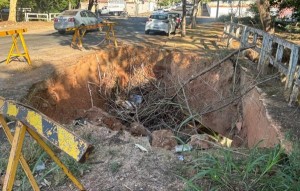 Moradores cobram solução para buraco na Rua 26, em Goianésia