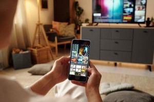 Celular e TV ao mesmo tempo: hábito pode reduzir a capacidade de concentração