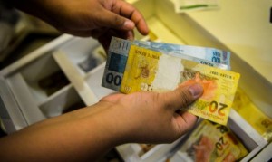 INPC, inflação usada para reajustar salários, soma 4,42% em 12 meses