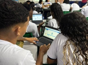 Uso da IA nas escolas levanta debate sobre aprendizagem