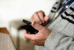 Mais conectados, idosos enfrentam desafios para evitar golpes virtuais